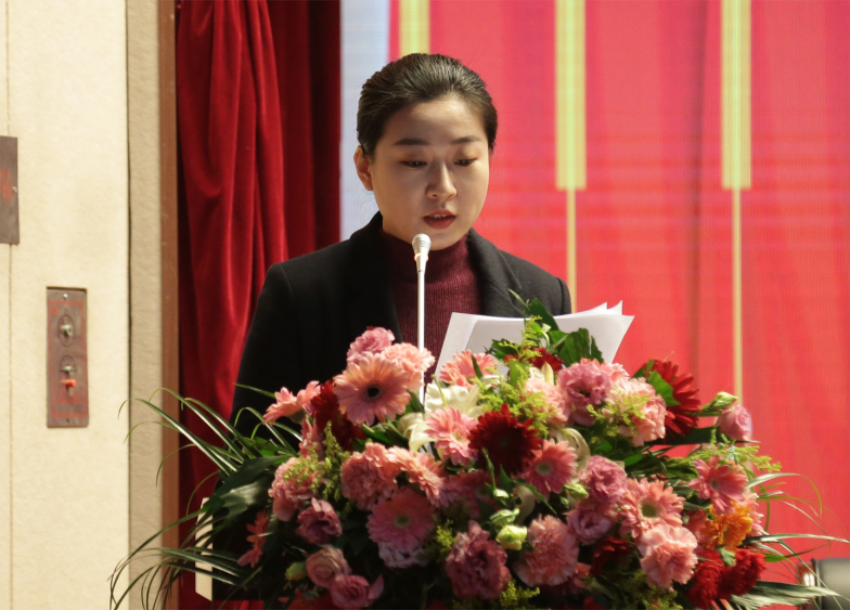 半岛·体育(中国)官方网站-登陆入口第一届党委班子选举大会---于丽娜同志宣读大会关于通过党委和纪委报告的决议